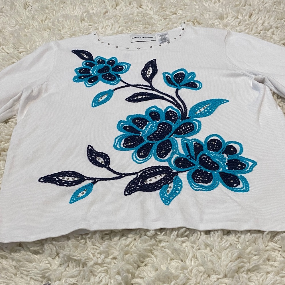 Alfred Dunner Womens size medium White sweater Blue Floral Embroidery beaded ¥ - Picture 15 of 15